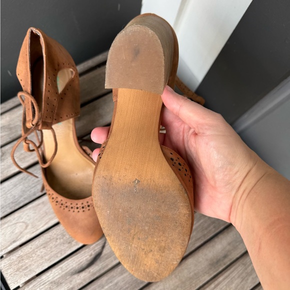 Fig and Ivy brown block heel pumps with ankle lace ups - Picture 4 of 7